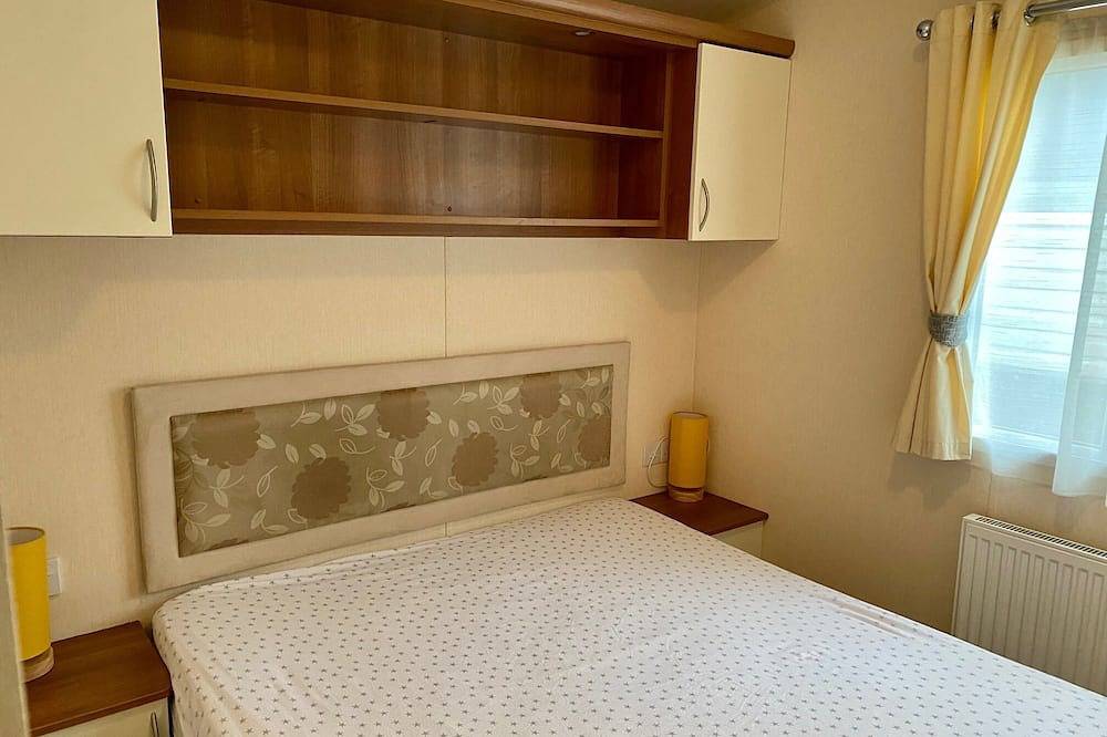 Lotus 2 bedroom dog friendly caravan with veranda offers a stunning sea view. in Poole, Poole Harbour