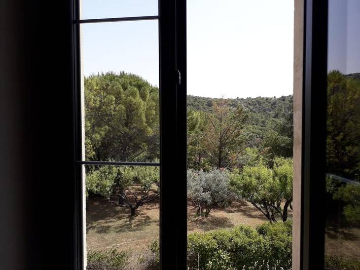 Location de vacances pour 6 personnes, avec piscine ainsi que vue et jardin à Lioux - 2