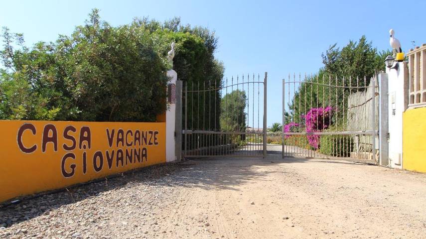 Location de vacances pour 5 personnes, avec vue et jardin, adapté aux familles à Sant'Anna Arresi - 2