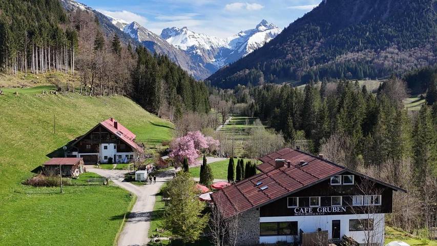 BnB für 9 Personen, mit Ausblick und Garten, mit Haustier in Oberstdorf