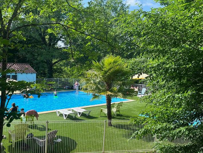 Camping pour 4 personnes, avec Terrasse ainsi que Jardin et Piscine