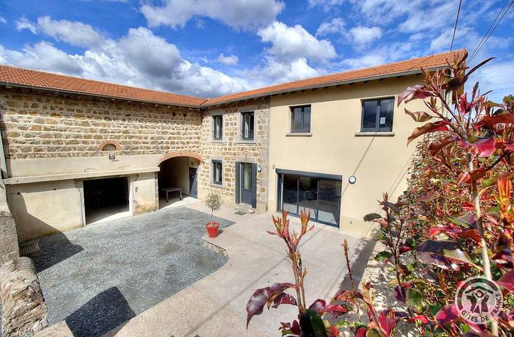 Gîte pour 15 personnes, avec terrasse et jardin à Chambost-Longessaigne - 2