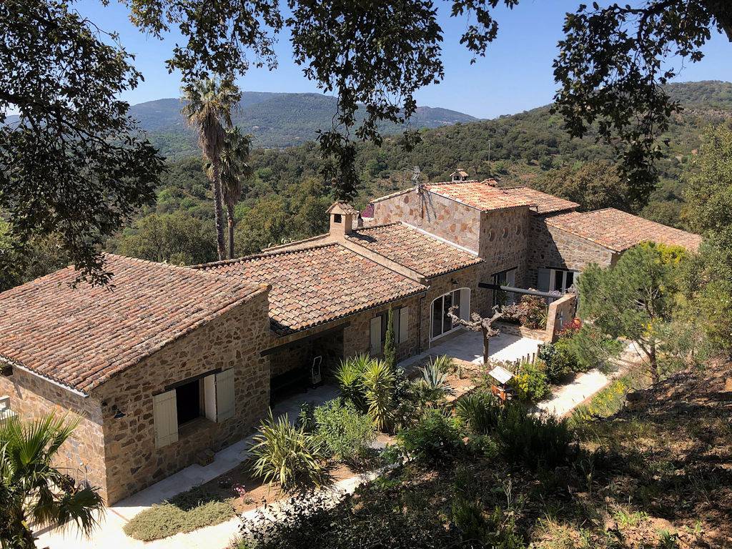 Les Aurochs - Chambre Fenêtre intérieure in Grimaud, Région de Draguignan