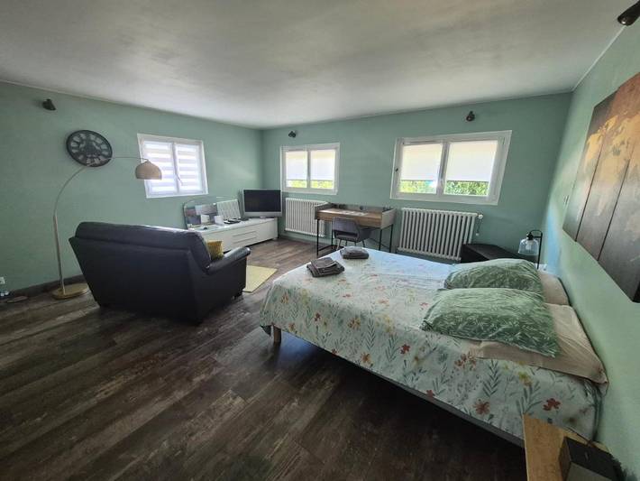 Gîte pour 2 personnes, avec Terrasse ainsi que Jardin et Piscine à Bon-Encontre