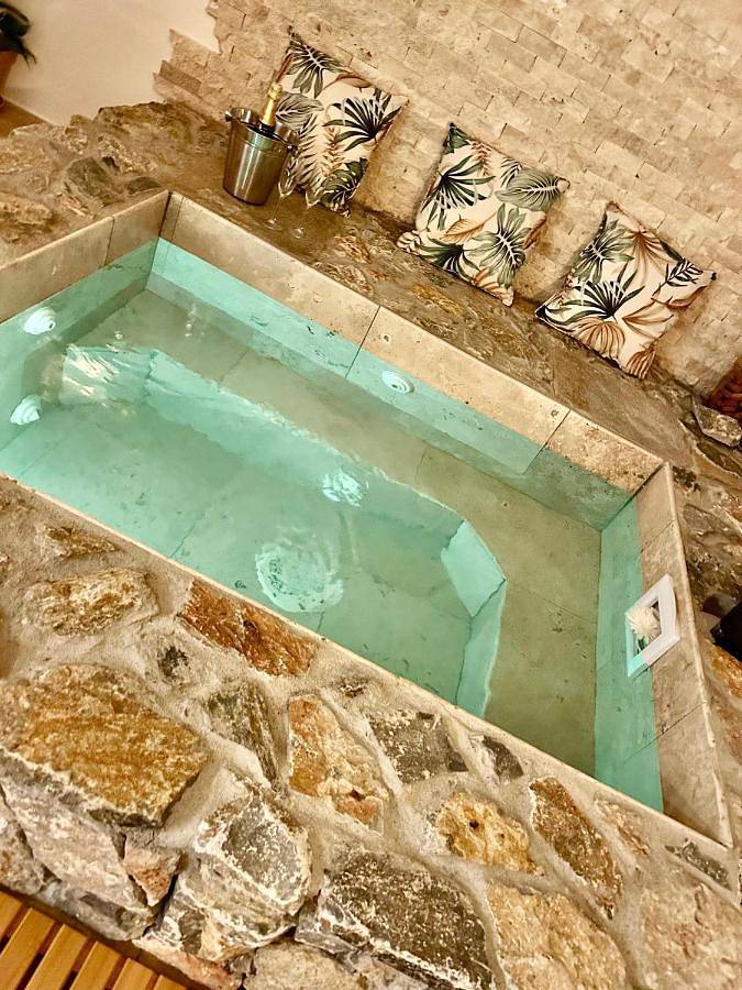 Appartement de vacances pour 3 personnes, avec jacuzzi ainsi que piscine et terrasse