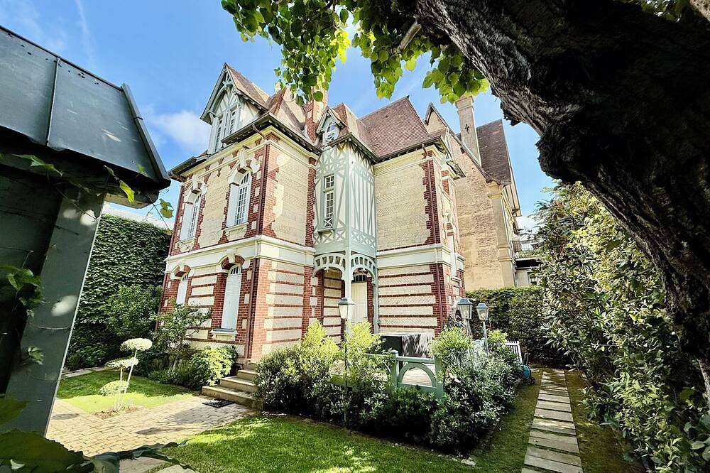 Villa Les Camélias - Proche Hôtel Normandy Deauville in Deauville, Région de Lisieux