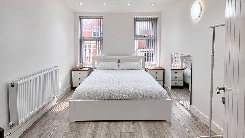 Cardiff 5-Bed House, Sleeps 13 w/ Parking & Garden in Cardiff, Cardiff region