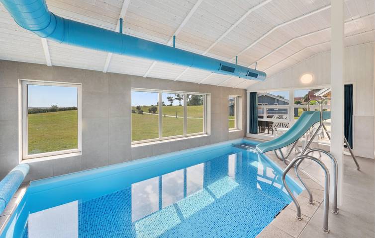 Ferienhaus für 12 Personen, mit Terrasse und Whirlpool sowie Garten und Pool in Schönhagen - 4