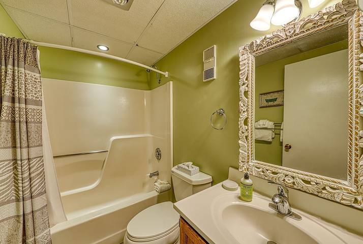 Vacation apartment for 6 people, with pool and sauna as well as hot tub and balcony in Vermont