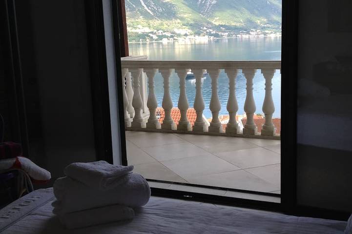 Ganze Wohnung, Luxus-Penthouse-Apartment, atemberaubender Blick auf die Bucht von Kotor, Gemeinschaftspool, Wlan in Dobrota, Boka Kotorska