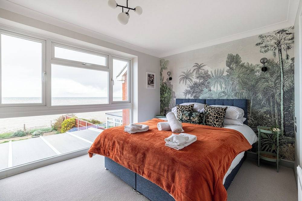 Seafront Retreat: Opulent 4Br Haven for Big Groups in Birchington, Kent