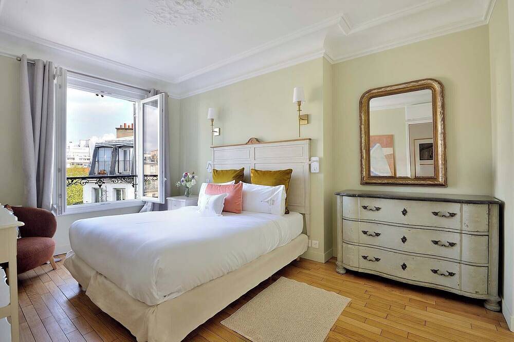 Appartement entier, Vente! Incroyablement luxueux 2Bed Bright, 2Floor avec balcon et Wow Eiffel View in Tour Eiffel, Paris
