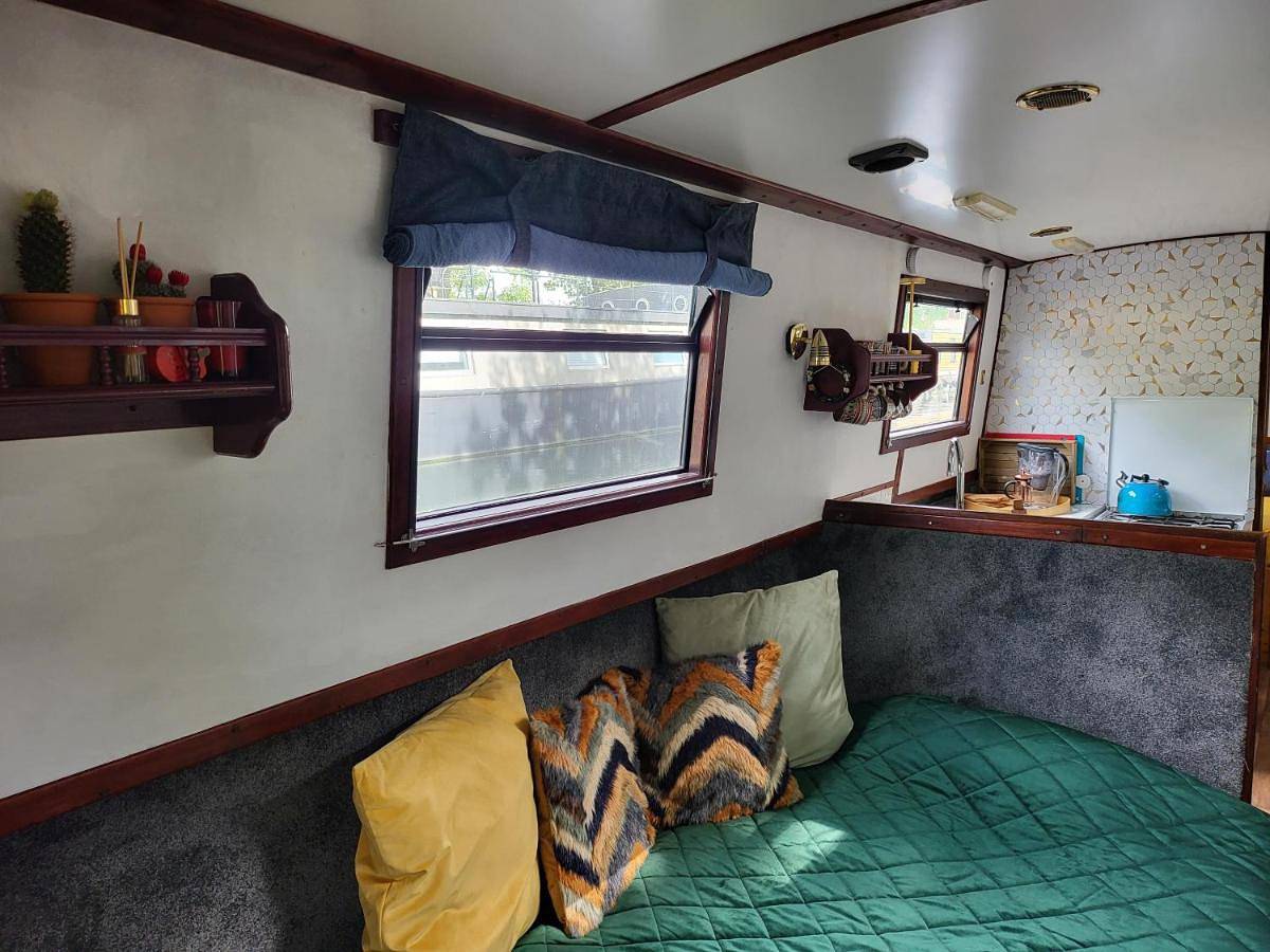 Comfy Canal in Little Venice for Family & Friends in London, Südostengland