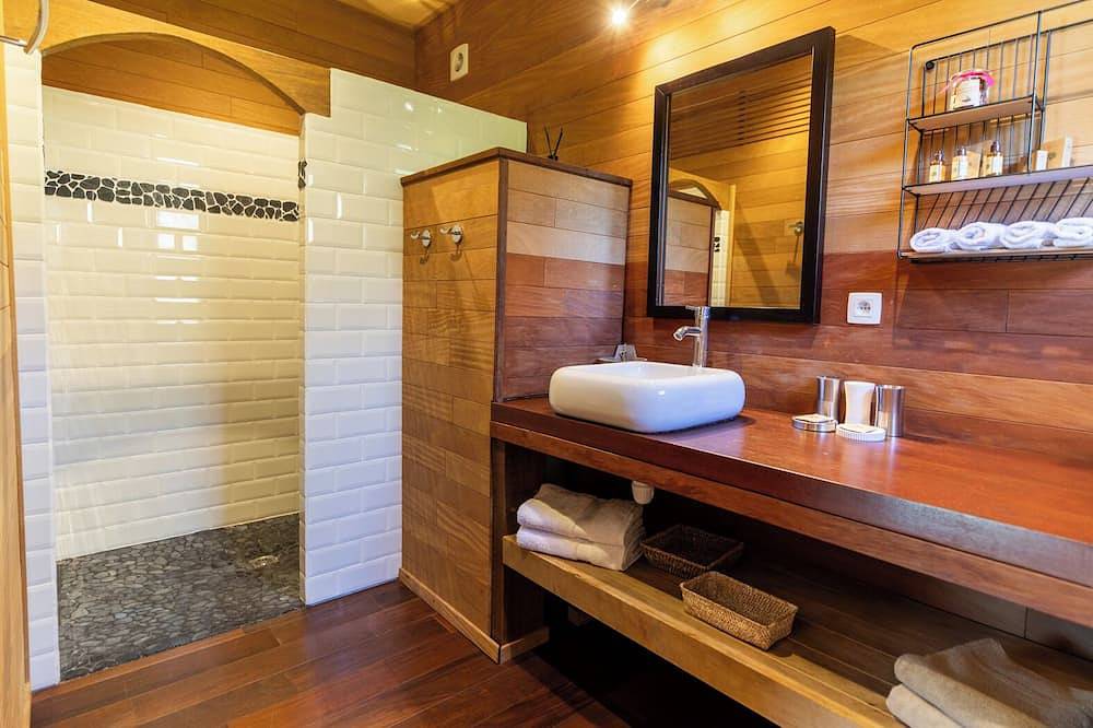 Dans le maquis Villa tout en bois exotique, piscine privée chauffée, jacuzzi. in Porto-Vecchio, Arrondissement de Sartène