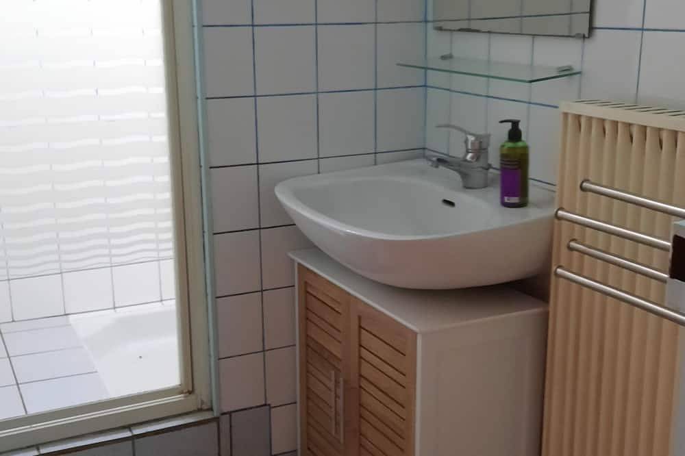 Isabelle's \"train station\" 3 minutes from the Puy du Fou Propertyname_106246771_1036 = House in the heart of town where everything can be done on foot in Chambretaud, Región de La Roche-sur-Yon