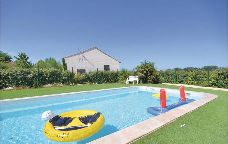 Rhone-Side Wohnung: AC, Pool, Parkplatz & WiFi! in Le Sambuc, Arles