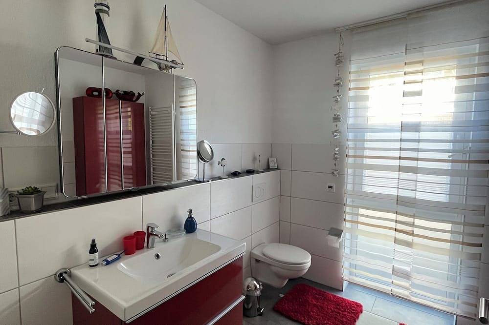 Ganze Wohnung, Moderne helle Ferienwohnung in Bad Zwischenahn - direkt am Zwischenahner Meer in Rostrup, Bad Zwischenahn