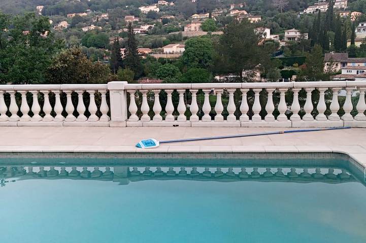 Villa with pool, sleeps 8, 3 bedrooms, 15 minutes from Cannes, 250 per night in Le Tignet, Mittelmeerküste (Frankreich)
