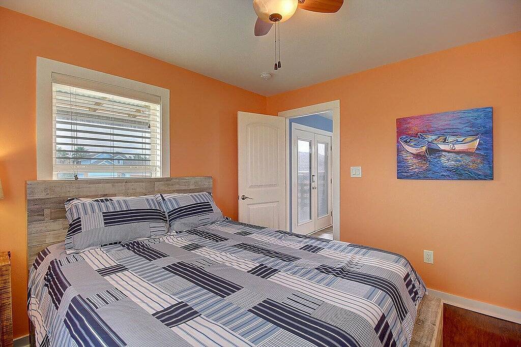 Pet friendly with yard, gulf breezes, close beaches and a private pool! in Port Aransas, Mustang Island