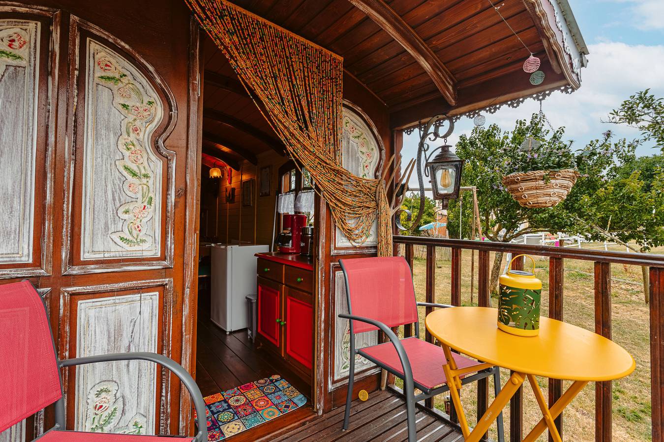 Appartement de vacances entier, Petite maison 'Roulotte La Casetta Rita' avec piscine partagée, terrasse privée et jardin partagé in Chambon (Charente-Maritime), Région de Rochefort
