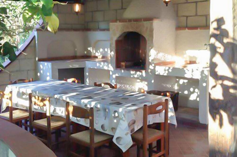 Ganze Wohnung, Gemütliche Ferienwohnung in Ricadi mit Swimmingpool in Trotta, Ricadi (gemeinde)