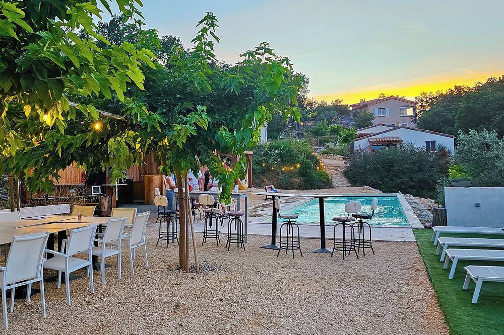 Domaine au sud Ardeche avec 4 gites independant, grande piscine, poolbar, in Banne, Parc national des Cévennes