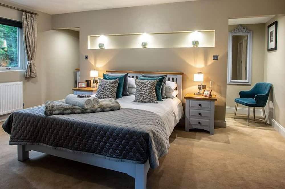 Hollybank Lodge - Sleeps 2 - sleeps 2 guests  in 1 bedroom in Loch Lomond, Argyll & Bute