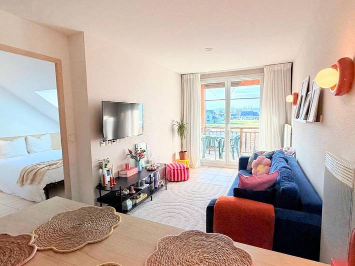 Gîte pour 4 personnes, avec Balcon et Terrasse ainsi que Jardin et Piscine à Levernois