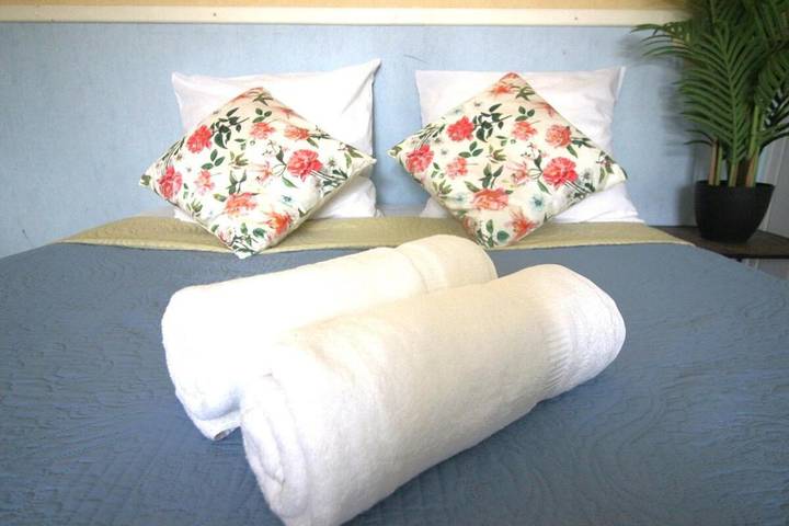 Location de vacances pour 8 personnes, avec terrasse ainsi que jardin et piscine dans Saint-Loup-de-Naud - 2