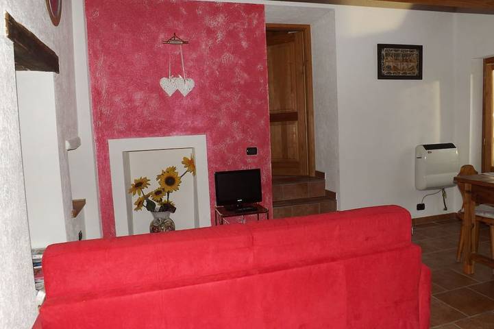 Maison Dans Un Ancien Village disponible en juillet in Châtillon (Village), Comune di Châtillon