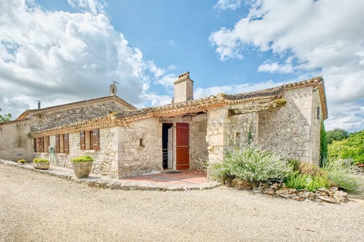Maison de vacances pour 4 personnes, avec balcon et jacuzzi dans Périgord Pourpre