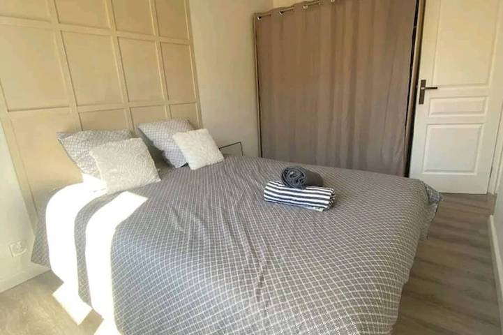 Appartement entier, Cozy and renovated apartment in the city center 😁 in La Crau, Côte méditerranéenne (France)
