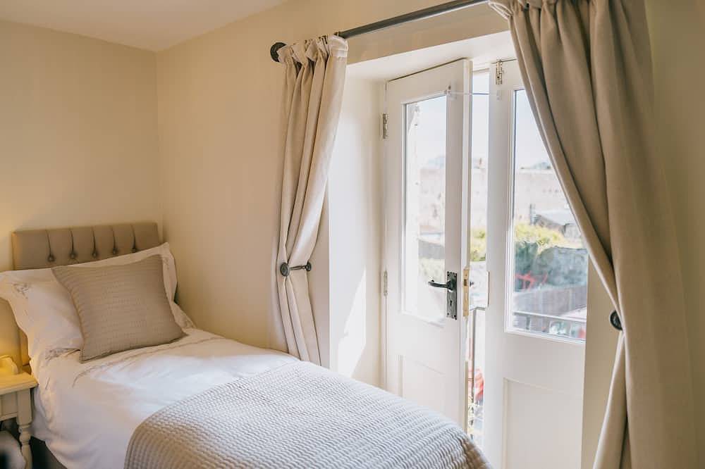 Luxury 2 bed village retreat with 4 pubs & garden with views in Middleham, North Yorkshire