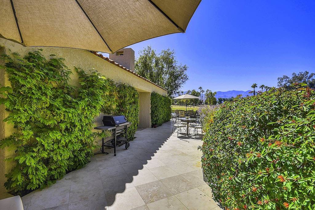 Ganze Wohnung, Elegante Villa Am See: Inbegriff des Indoor-Outdoor-Palm-Springs-Lebensstils ~ verwaltet von Greenday! in Rancho Mirage, Coachella Valley