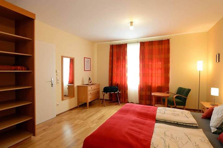 Ganze Wohnung, Größzügiges Appartement (98 qm) für bis zu vier Personen mit möblierter Sonnenterrasse in Schrems, Waldviertel