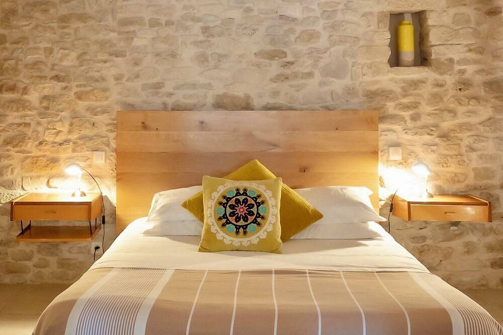 Maison Homan avec jardin/terrasse romantique accroché aux remparts du Château in Grignan, Région de nyons