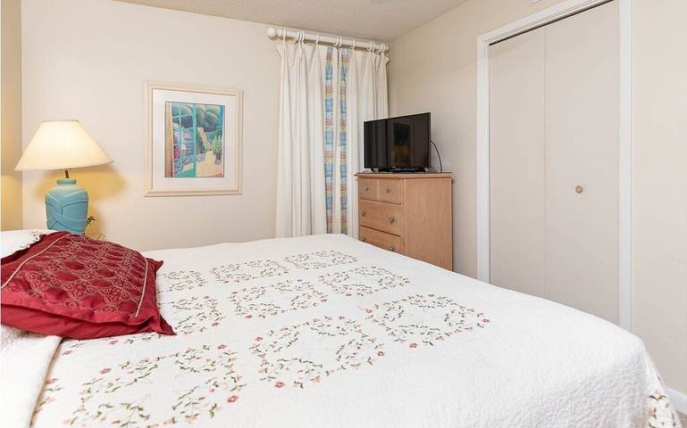 Vacation rental for 4 people, with pool and sauna as well as balcony and hot tub by Orange Beach