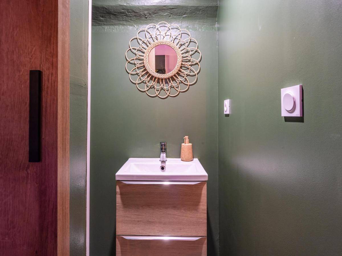 Appartement entier, Sault Tropical - Idéal couple - Balnéo Led - Vue parc & montagne - Wifi - Stationnement gratuit - 5min à pied des bars, restaurants & commerces in Sault, Parc naturel régional du Mont-Ventoux