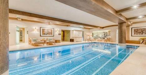 Parc de vacances pour 13 personnes, avec jacuzzi et jardin ainsi que piscine et sauna, adapté aux familles dans les Alpes francaises