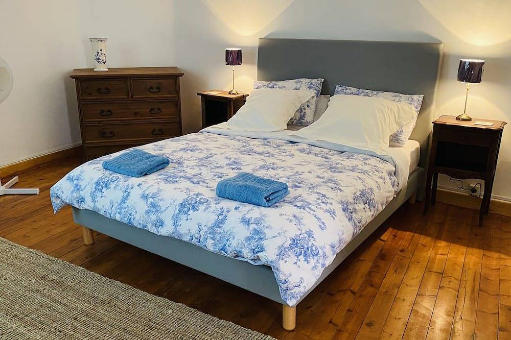 Cosy French cottage with luxury bath in Ruffec, Charente