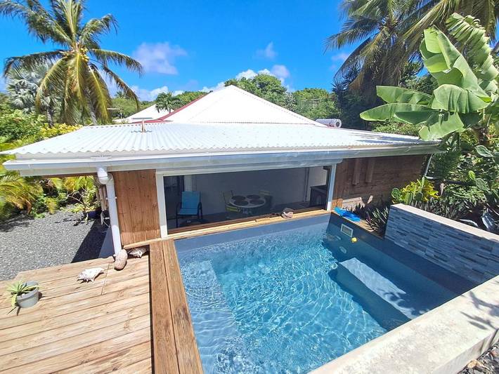 Location de vacances pour 3 personnes, avec piscine ainsi que jardin et vue dans Anse Tarare