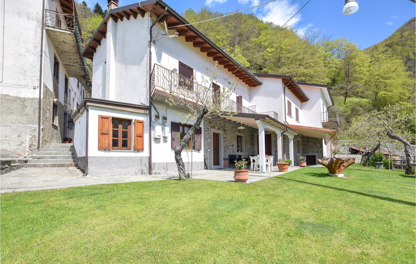 Ganze Ferienwohnung, Appartement am Pool mit Parkplatz & WiFi in Fivizzano, Nationalpark Toskanisch-Emilianischer Apennin