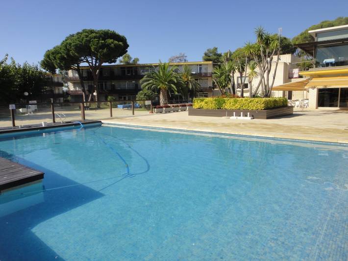 Appartement de vacances pour 6 personnes, avec terrasse ainsi que jardin et piscine, animaux acceptés