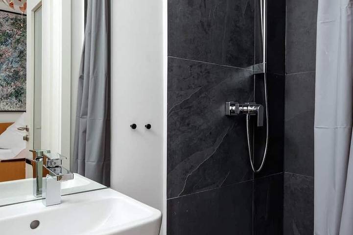 Künstlerzimmer 1.2 – Romantisch mit Queensizebett in Gera, Ostthüringen