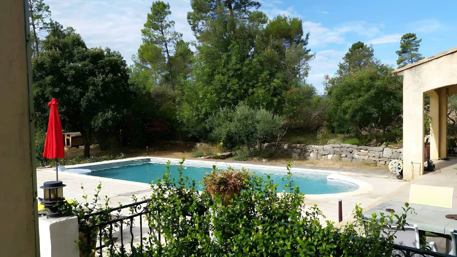 Habitación de huéspedes «Villa Same» con piscina privada, Wi-Fi y aire acondicionado in Saint-Maximin-la-Sainte-Baume, Región Brignoles