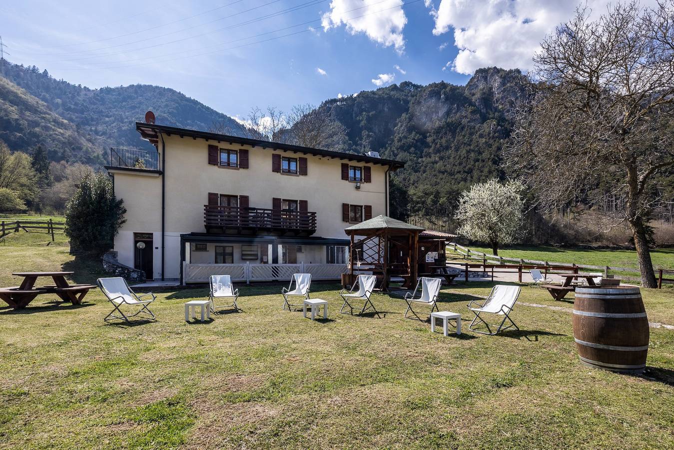 Appartamento intero, Agriturismo 'Val D' Egoi App 3' con vista sulle montagne, giardino in comune e Wi-Fi in Tremosine, Prealpi Gardesane