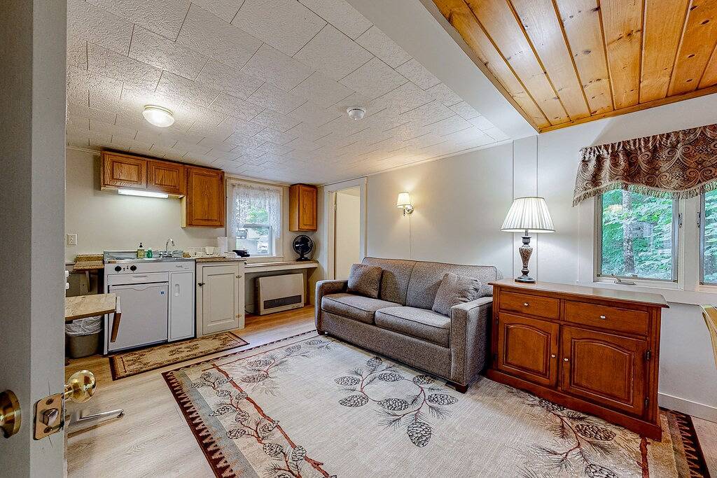 Cute Riverfront Cabin in Great Location w/ Shared Pool, Kitchenette, & Free Wifi in Lincoln (NH), Franconia Notch