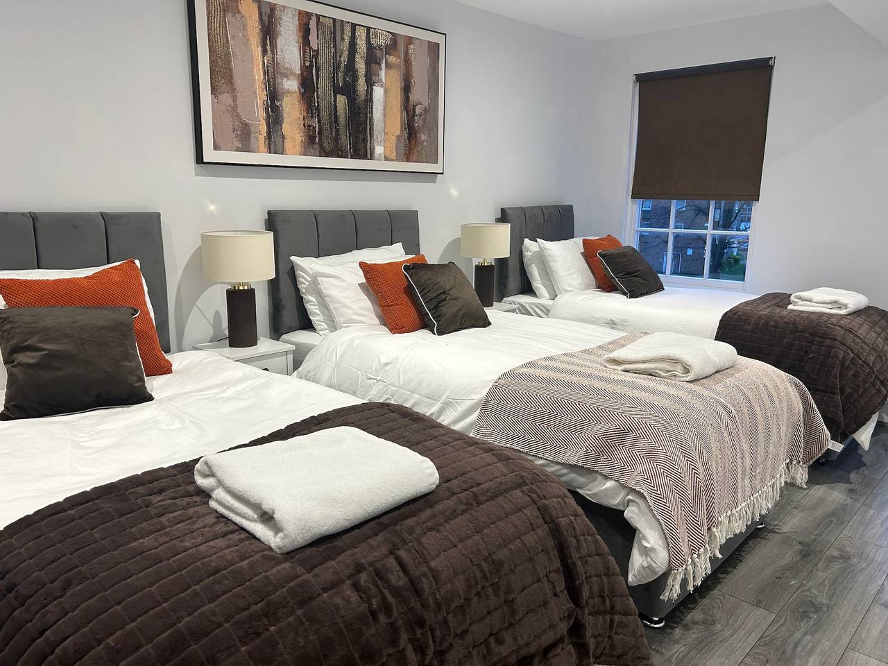 Entire holiday apartment, Tavistock House-Parking-Sleeps 7-Central in Bedford