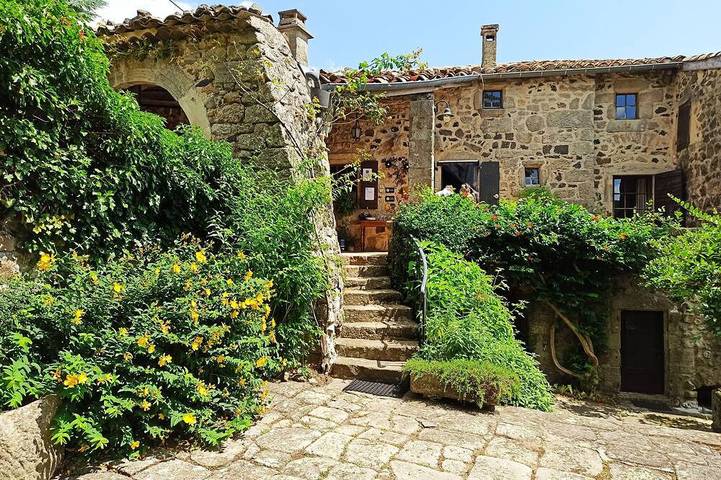 Chambre d’hôte pour 4 personnes, avec jardin et piscine en Ardèche