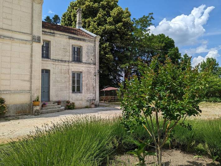 Location de vacances pour 2 personnes, avec terrasse et piscine ainsi que jardin et vue à Chadurie - 3